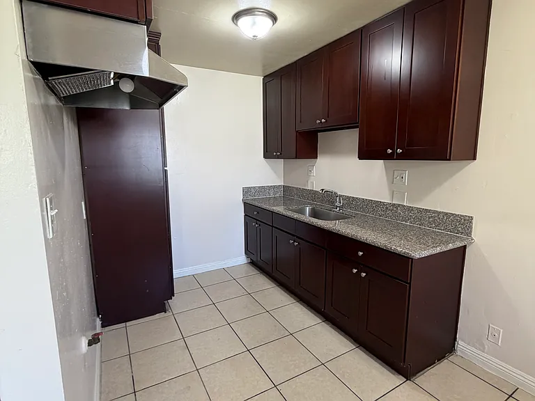 1020 E 12th St #6 — Photo 5