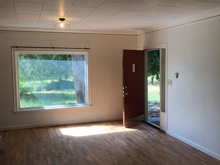 909 SE Edwards Dr — Photo 8
