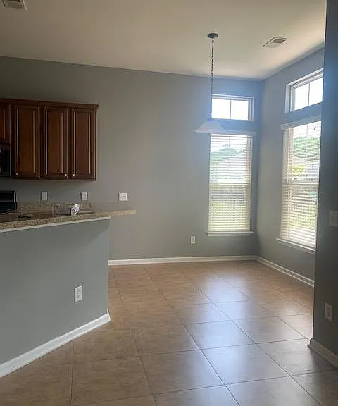 1134 Dowling St — Photo 5