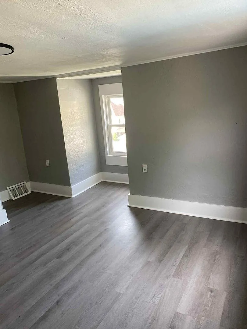 Newly Updated Spacious 4 bedroom 1 bathroom house for rent in Glassport! — Photo 1