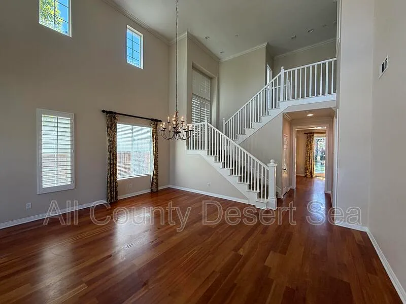4 bed, 2.5 bath, 2371 sqft, $5,800 — Photo 2