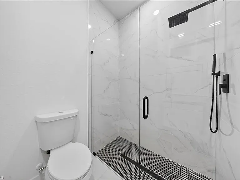 1213 Dodwin St E — Photo 18
