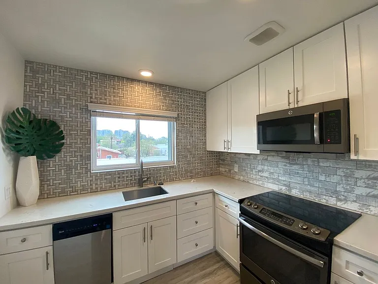 1 and 2 Bedrooms Great Location with Community Pool and Onsite Laundry! 1/2 of Mile from U of A — Photo 57