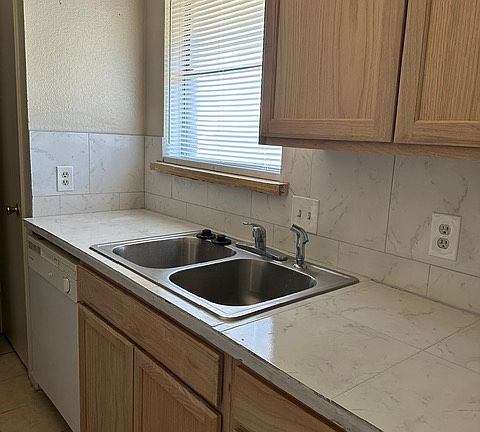 2nd image of 2207B Ruth St