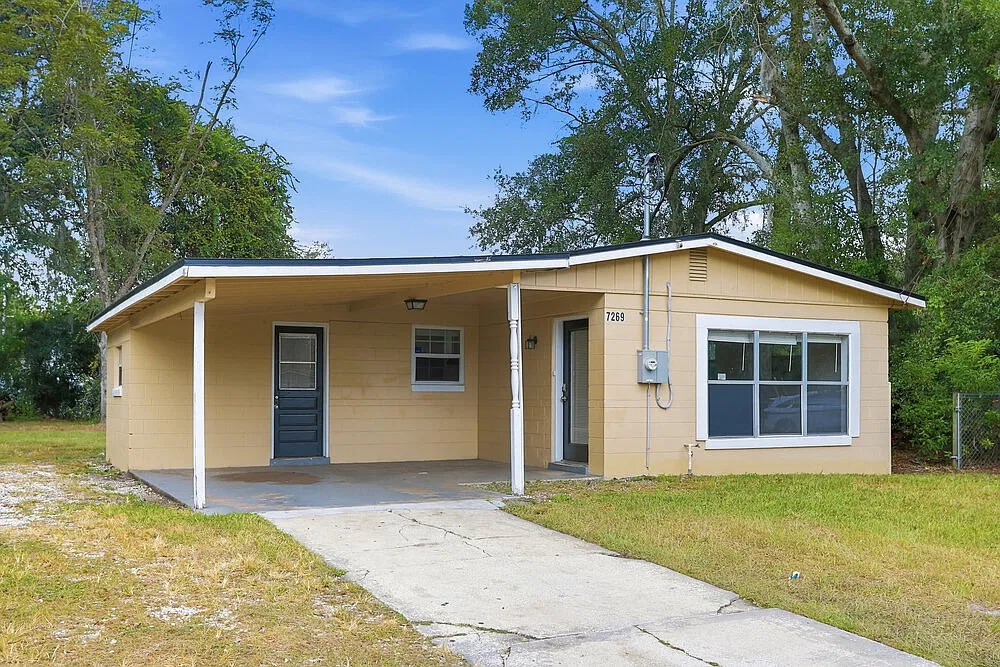 3 bed, 1.0 bath, 921 sqft, $1,320 — Photo 2