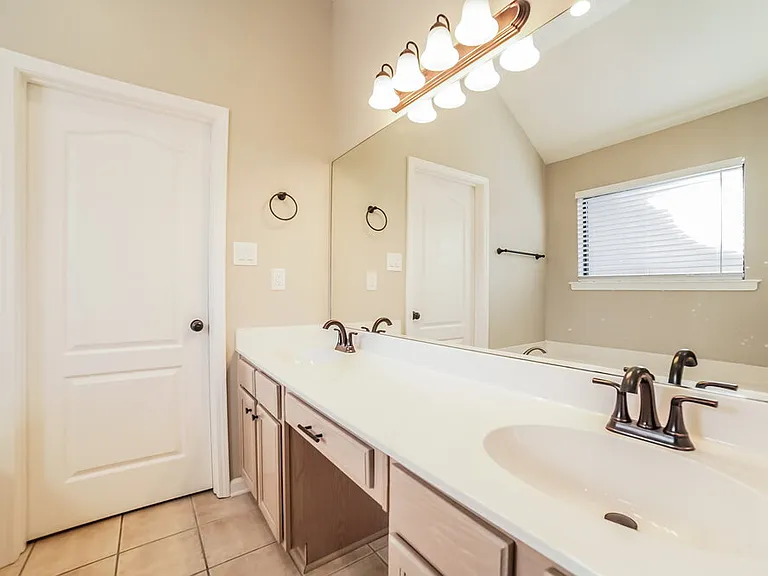 3800 Lake Village Cv — Photo 10