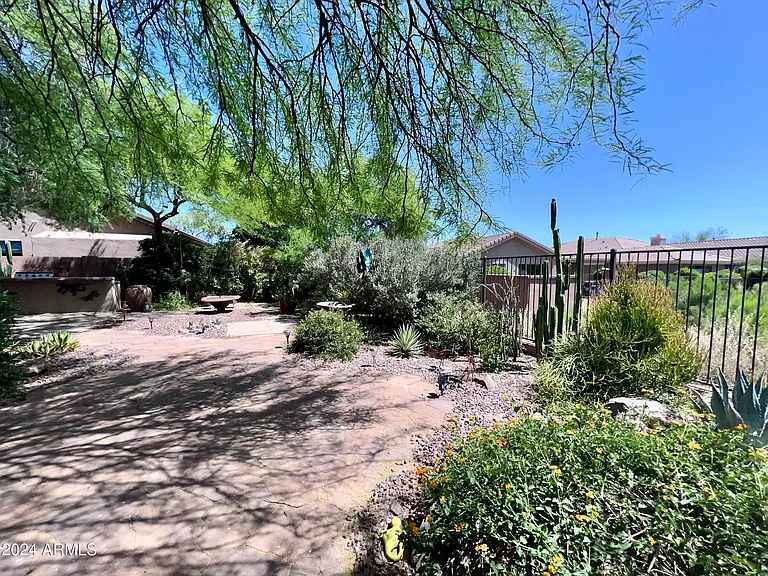 1653 W Ainsworth Dr — Photo 1