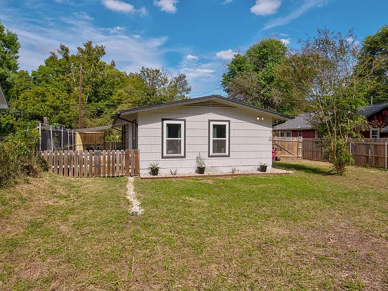 1911 Miles Ave — Photo 17