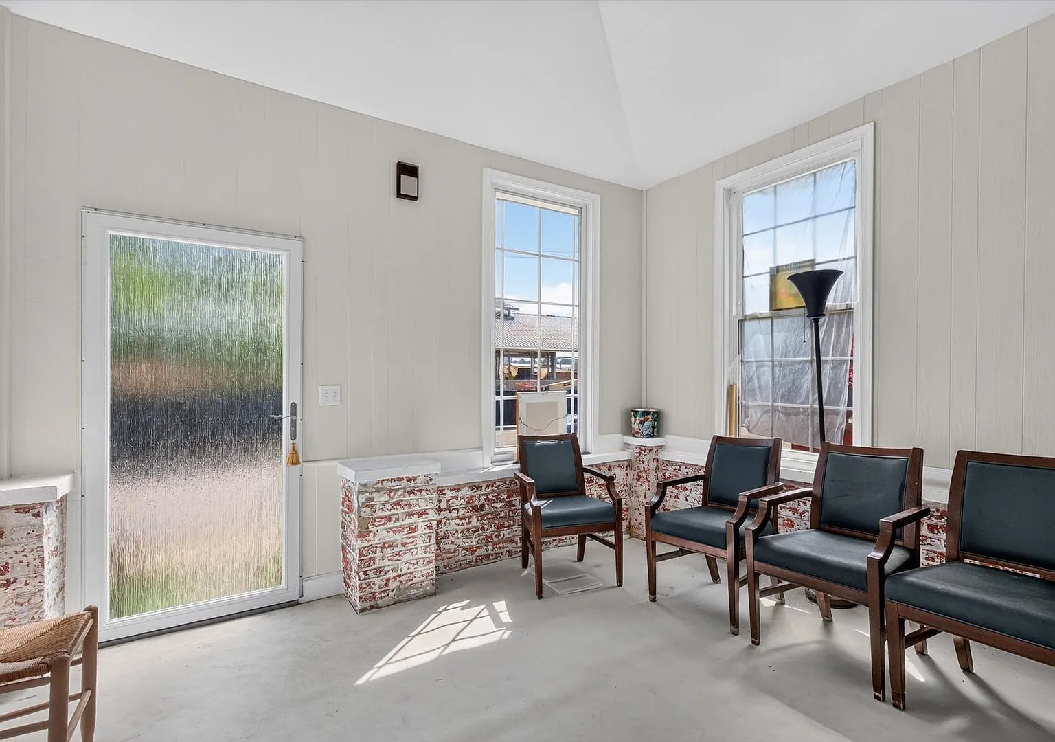Spacious 3-Bedroom Townhome in a Prime Pimlico Location — Photo 4