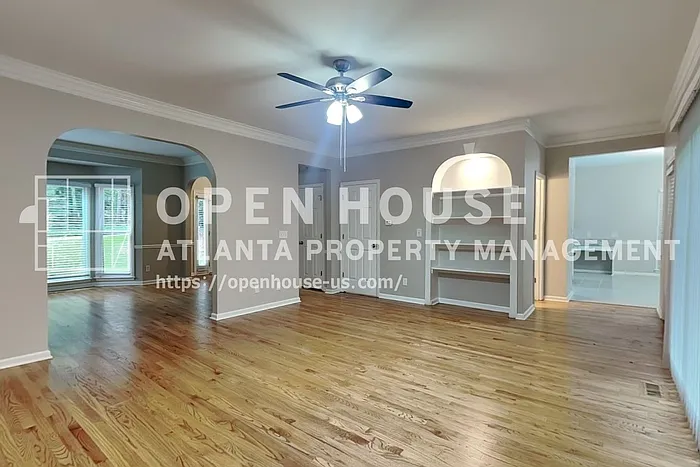 811 Springdale Xing — Photo 3