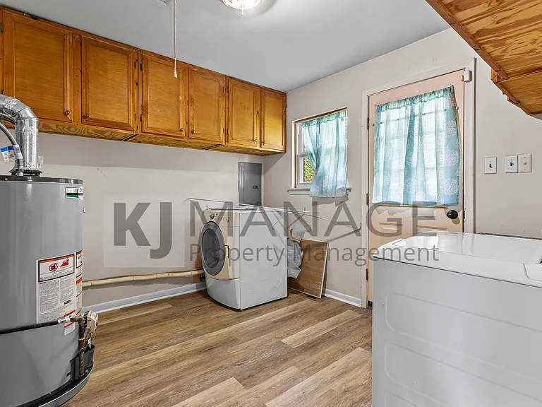 28203 Sutherland St — Photo 19