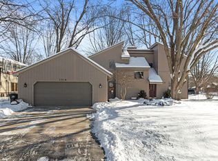 1718 Oakridge Ct, Menasha, WI 54952