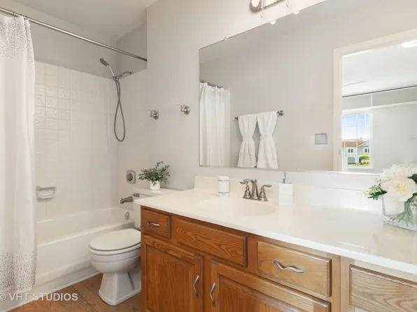 272 Le Parc Cir, Buffalo Grove, IL