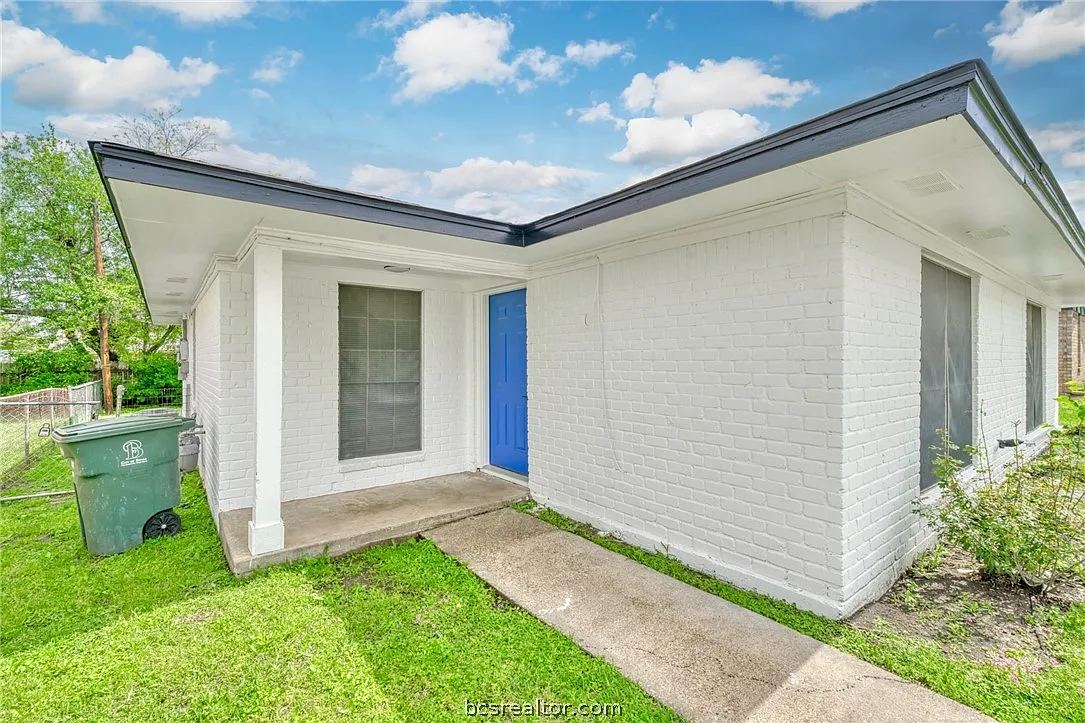 2 bed, 900 sqft, $1,200 — Photo 2