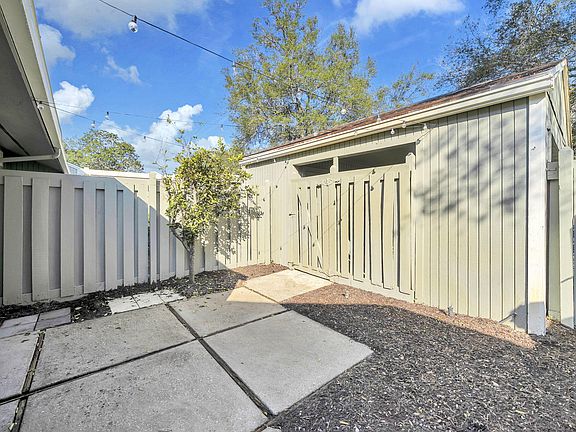 4th image of 800 Bay Dr APT 5
