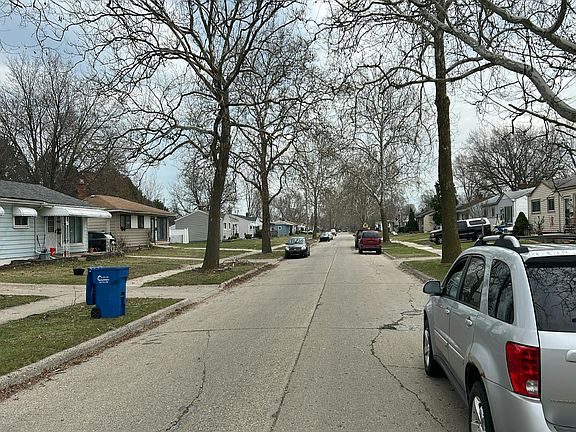 5th image of 13820 Sherman Ave