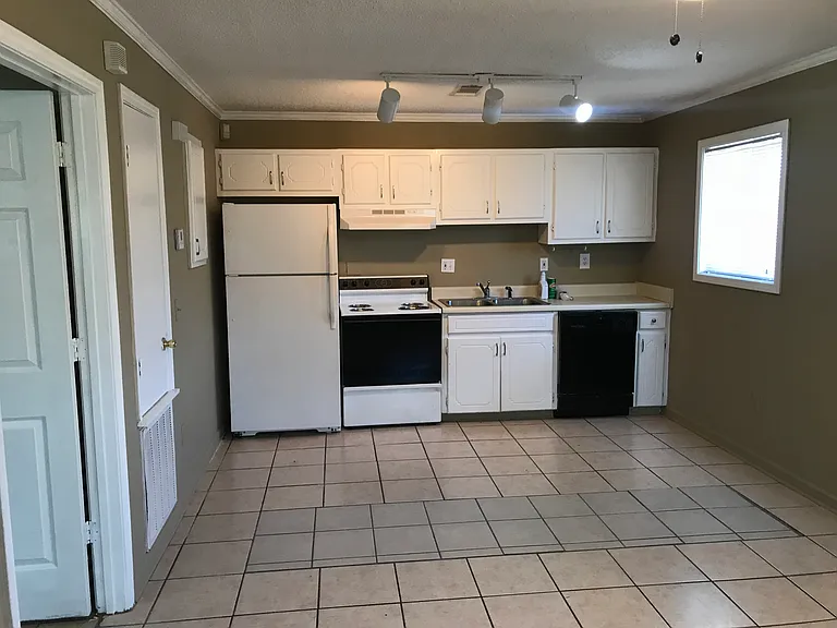 100 Anchorage Rd #D — Photo 2