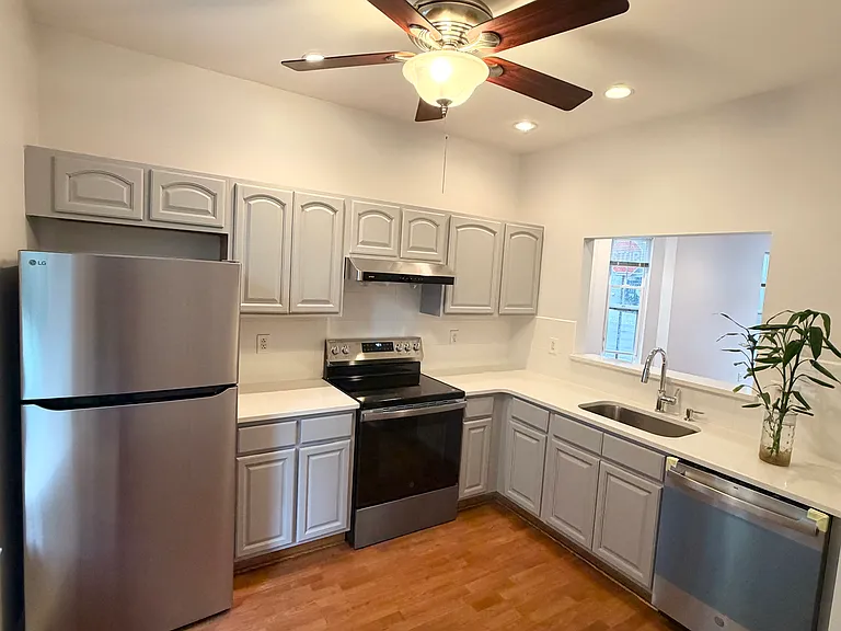 1318 Bainbridge St — Photo 3