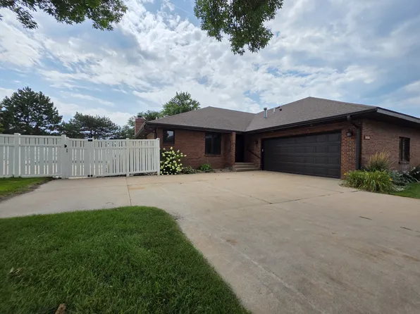 2009 Stagecoach Rd, Grand Island, NE 68801