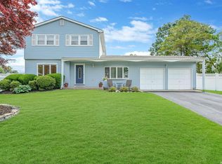 5 Windham Ln S, Holbrook, NY 11779