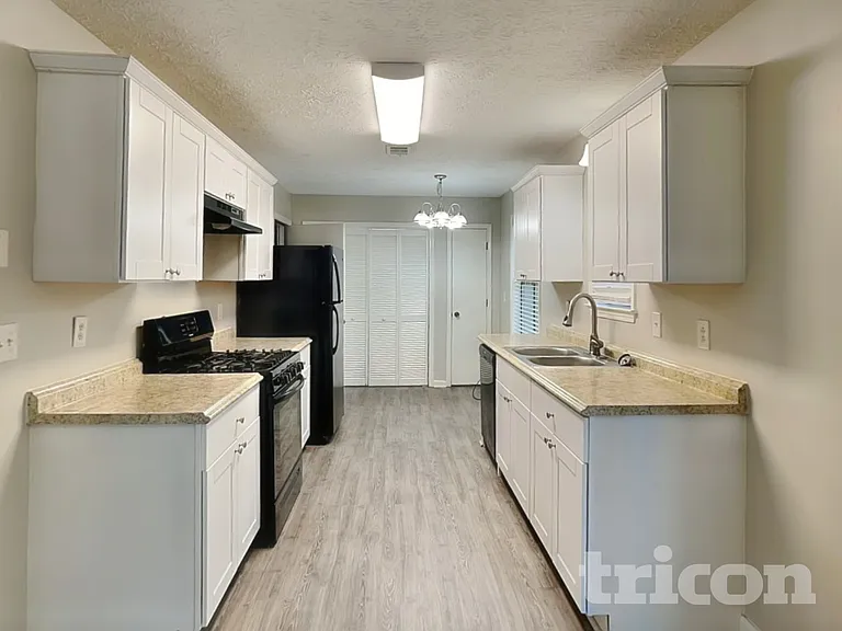 308 Knollwood Ln — Photo 6