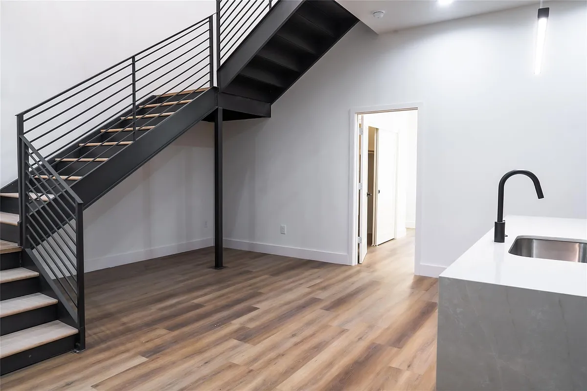Building Photo - 5614 Larkin #D