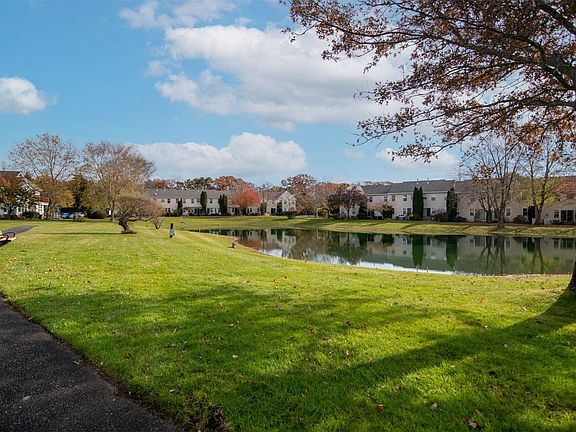4th image of 106 Commodore Cir #106