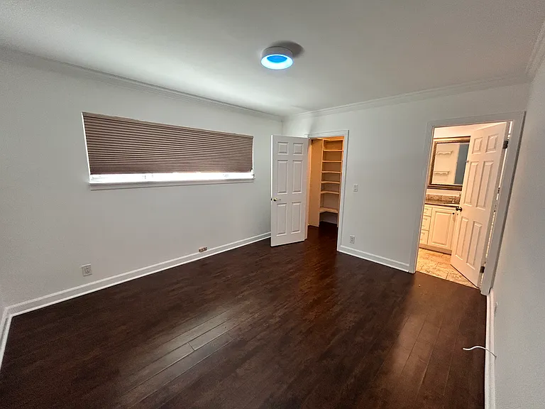 23723 Oxnard St — Photo 9