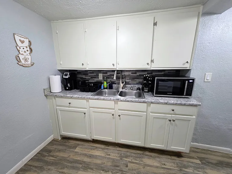 1511 N Pleasant St — Photo 3