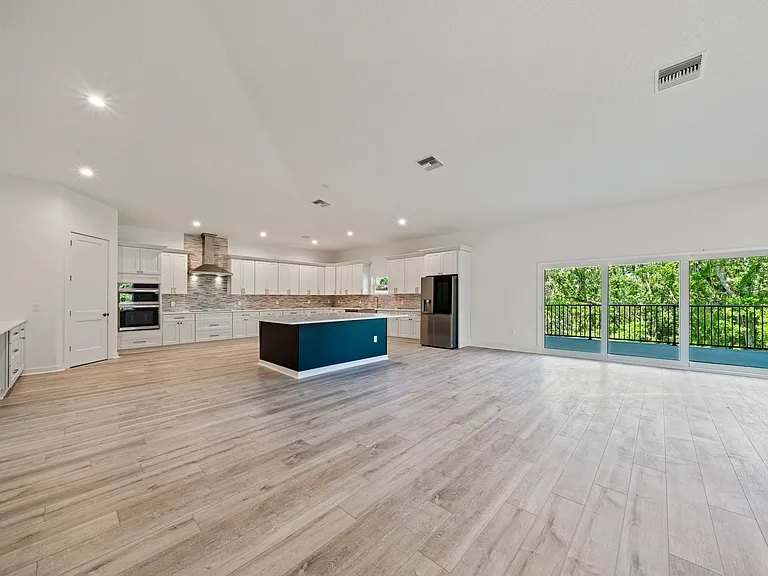 1033 Hammock Cir — Photo 16