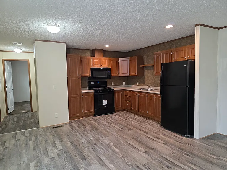 108 Ashford Dr — Photo 2