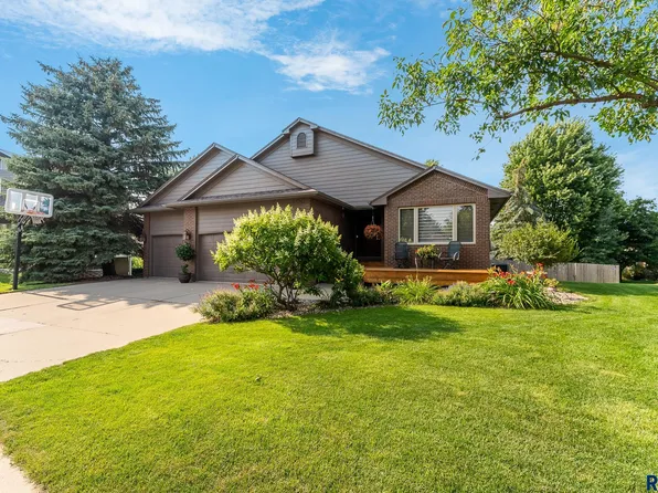 3228 S Bluegrass Ct, Sioux Falls, SD 57103