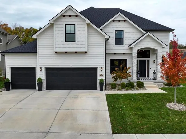 7160 N National Dr, Parkville, MO 64152