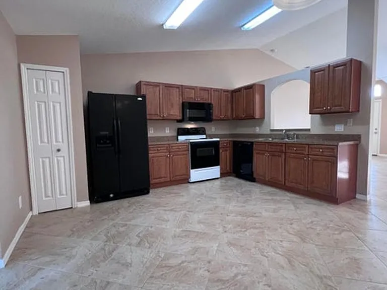 830 Laurel Dr — Photo 5