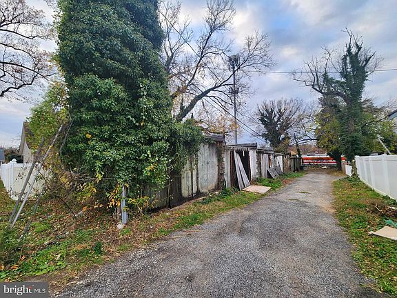 2nd image of Garages Behind 3604 Howard Park Ave