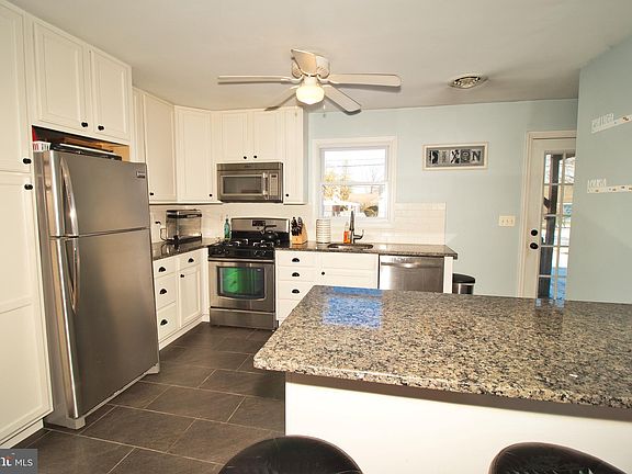 5th image of 421 Carlisle Ave