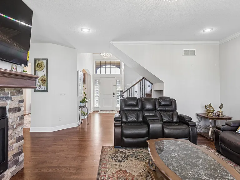 16324 Farley St — Photo 5