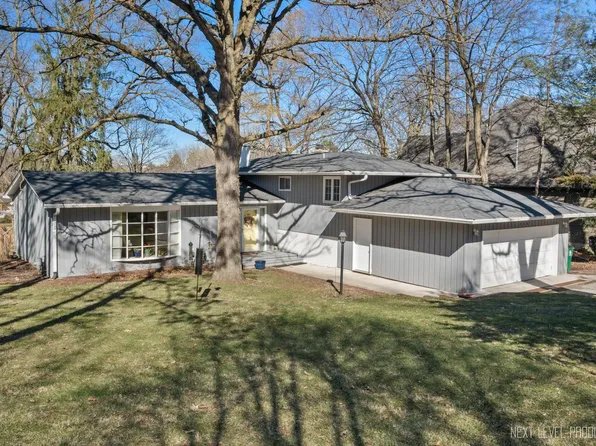 27W580 Washington Ave, Winfield, IL 60190