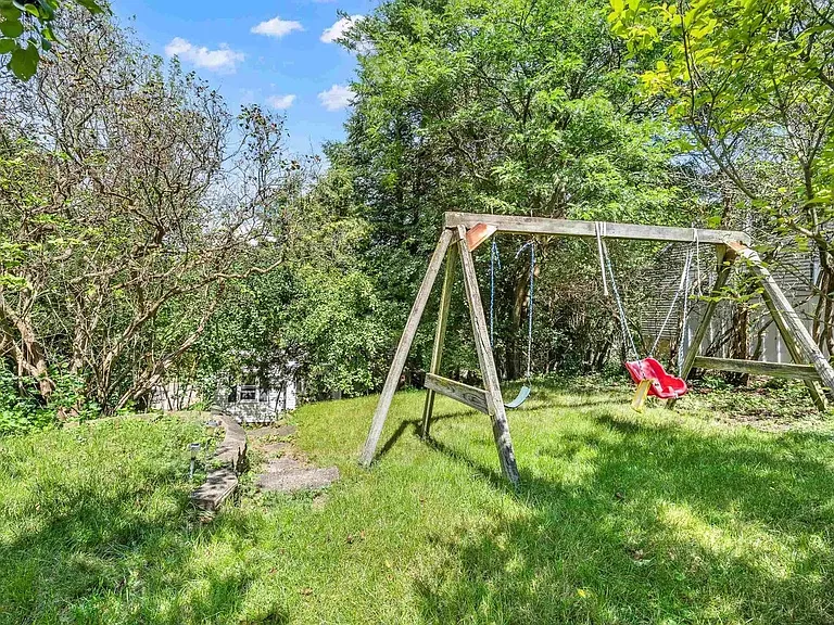 330 Drake St — Photo 7