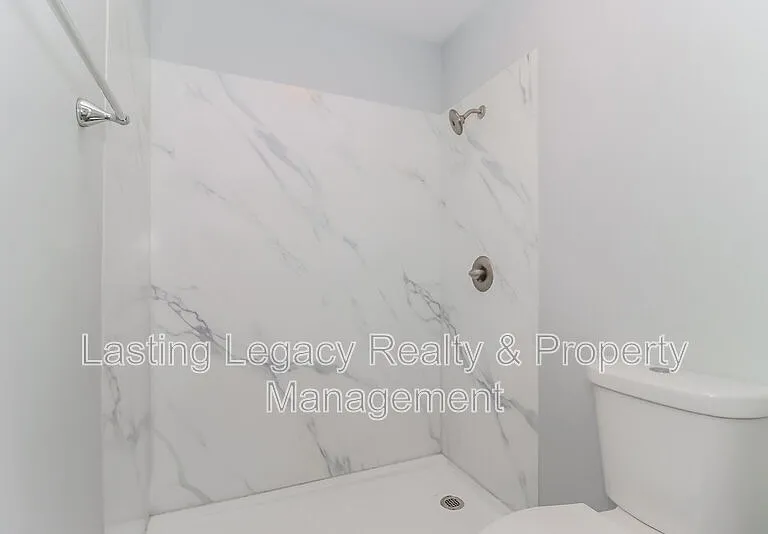 2325 15th St NE — Photo 2