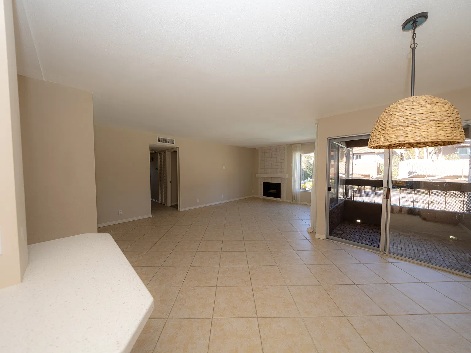 3 bed, 1374 sqft, $3,995 — Photo 2