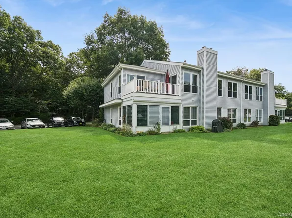90 Hampton Vista Drive, Manorville, NY 11949