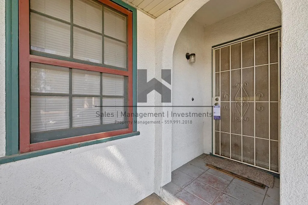232 E San Joaquin Ave — Photo 4