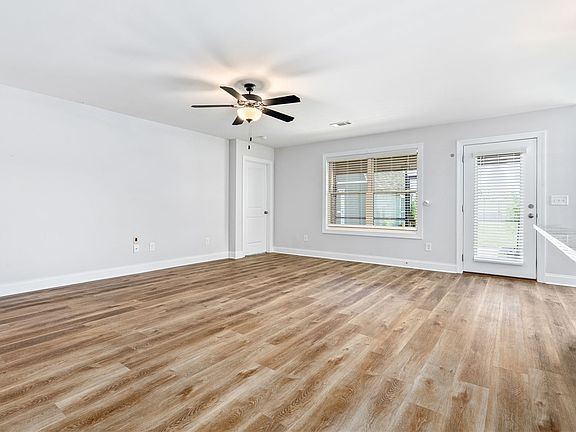4th image of 402 Lee Road 270