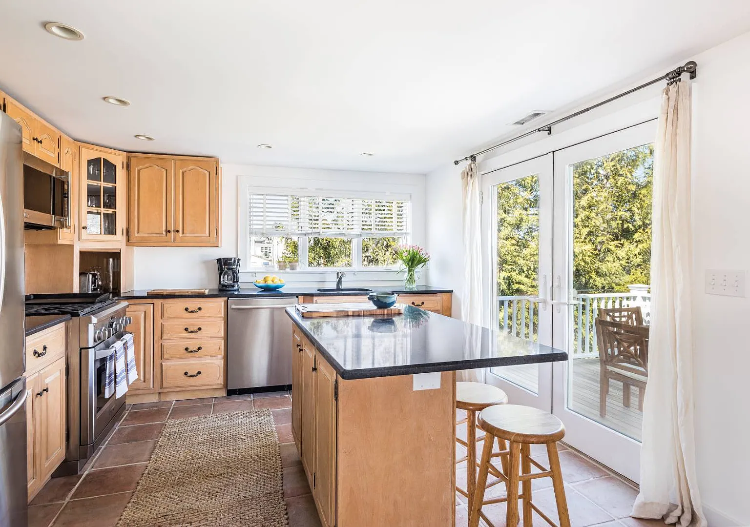 Southampton Village 2 bed, 2 bath Apartment — Photo 4