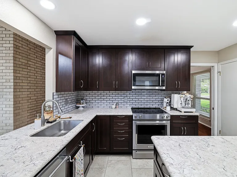 14002 Fairoak Xing — Photo 11