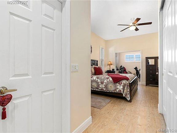 2nd image of 828 SW Lake Charles Cir