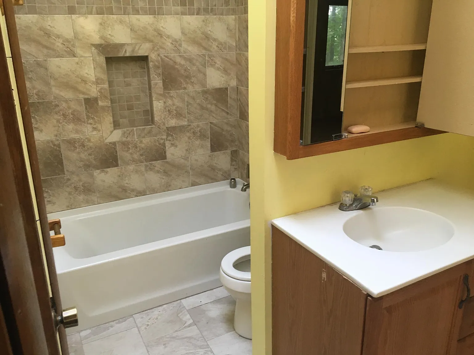 3 bed, 1.5 bath, 1700 sqft, $1,250 — Photo 2