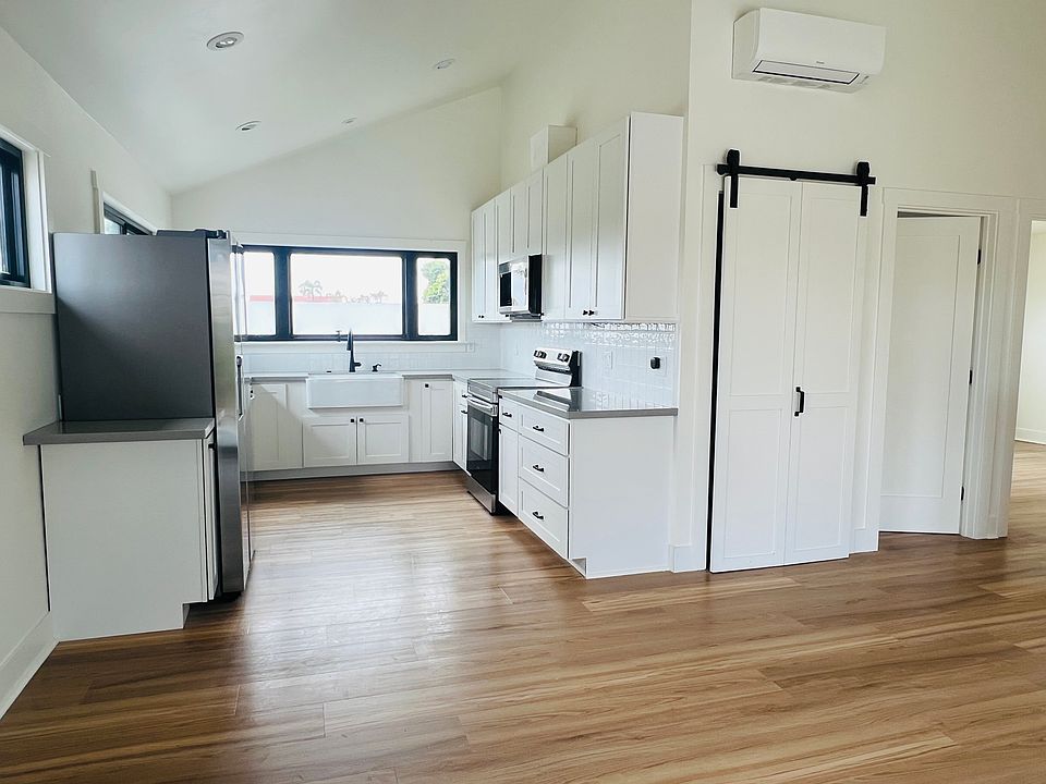 Open concept kitchen and living area. In-unit washer and dryer. Modern applicances. Vaulted ceiling.