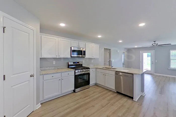 391 Angela St — Photo 4